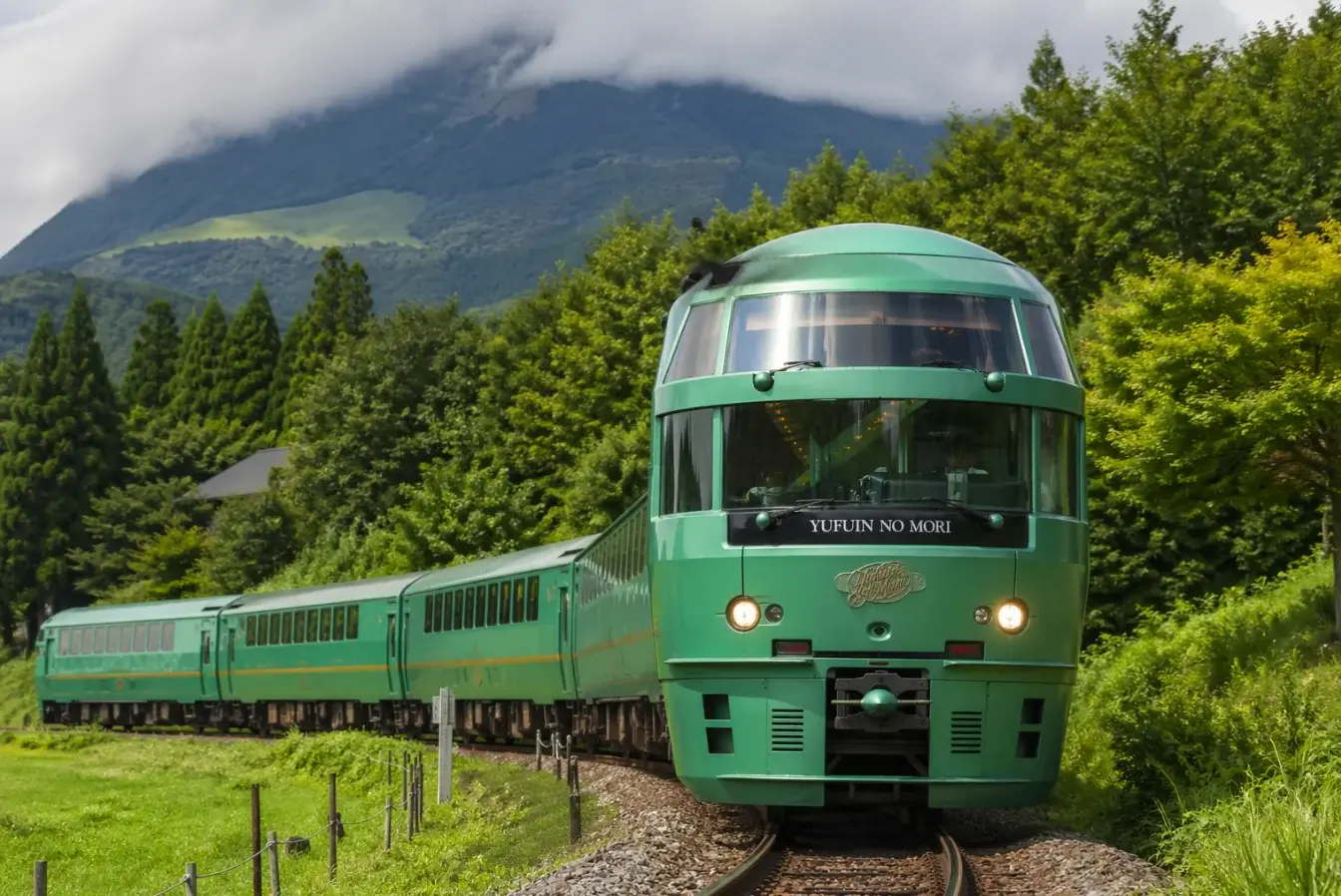 2026 JR九州觀光列車》10大熱門路線推薦,適用 JR Pass 總整理 - 第2張圖 japan-jr-kyushu-sightseeing-trains (1)由布院之森
