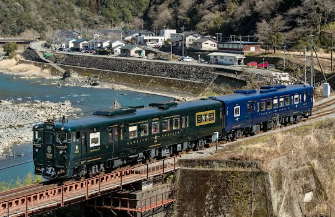2026 JR九州觀光列車》10大熱門路線推薦,適用 JR Pass 總整理 - 第9張圖 japan-jr-kyushu-sightseeing-trains (9)翡翠 山翡翠