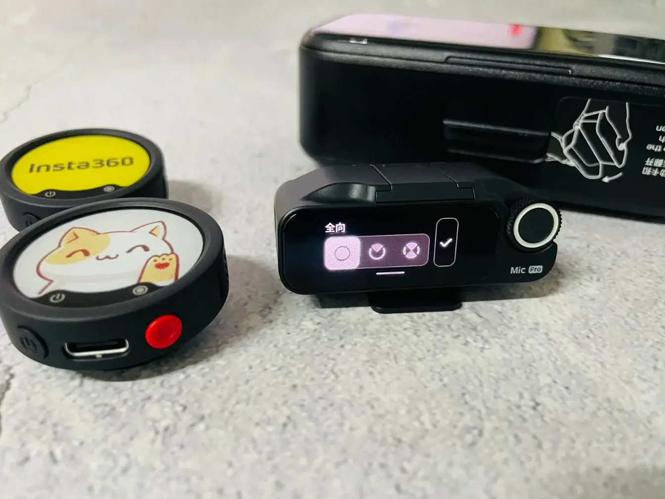 insta360-micpro-review-Insta360 Mic Pro 值得買嗎？E-Ink 無線麥克風開箱評價與優缺點 (2)